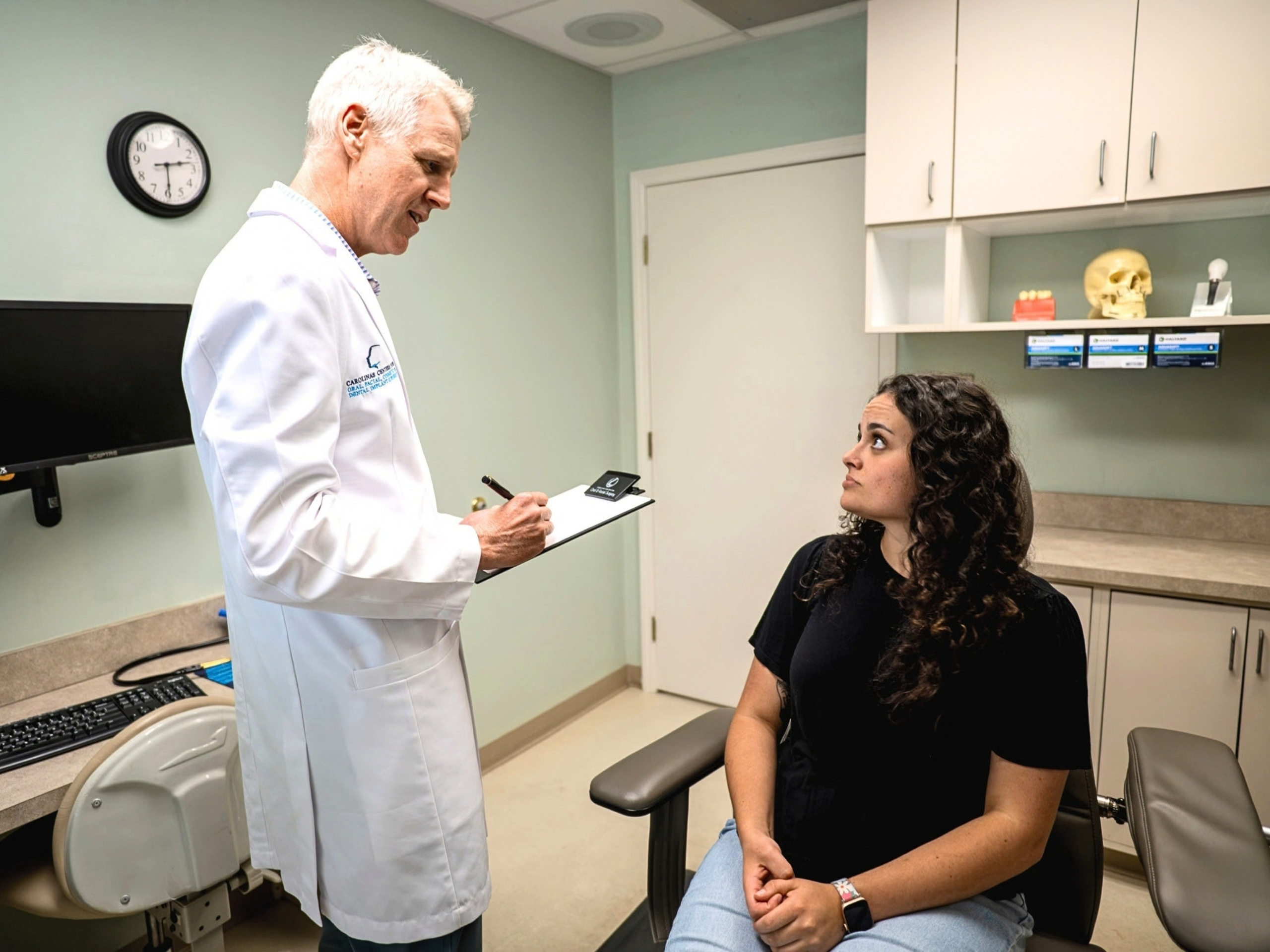 Dr. Reitter Oral and Maxillofacial Surgeon in Charlotte, NC consulting with patient about TMJ pain.